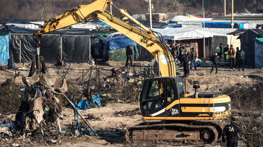 Estado francés: Desmantelando campos de refugiados y derechos laborales