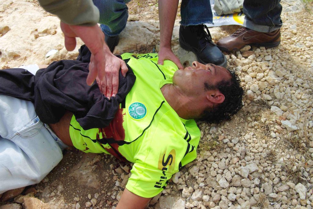 uhintifada 4 protesta en la localidad de Bil´in  soldado sionista asesina a un joven palestino