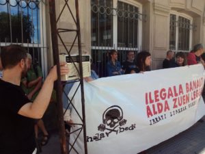 Hala Bedi transmite al Parlamento Vasco la cruel situación de las licencias de radio