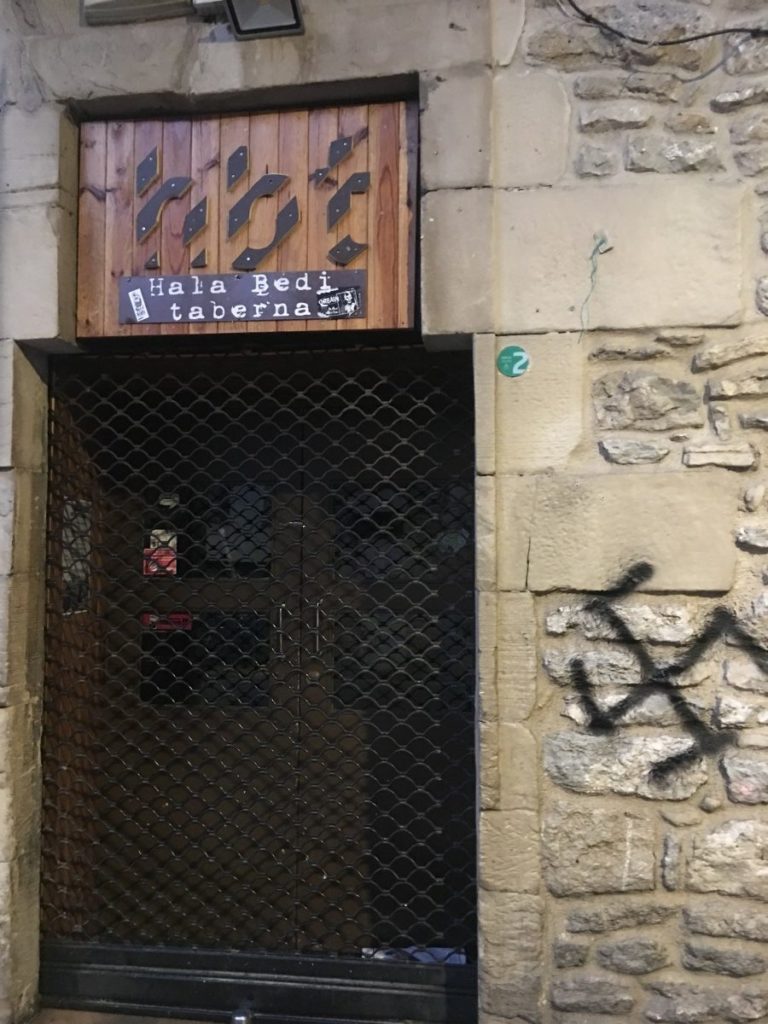 La extrema derecha realiza pintadas de esvásticas en el Casco Viejo de Gasteiz, también en Hala Bedi Taberna