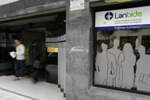 Prestaciones sociales: Lanbide ha abierto el frente de la ejecución contra las personas deudoras por pagos indebidos