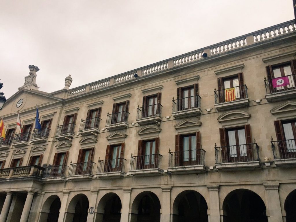 EH Bildu retira la estelada del Ayuntamiento de Gasteiz después de que Urtaran le diese cinco días para quitarla