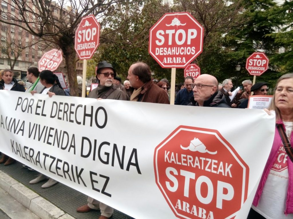 Un juzgado de Gasteiz paraliza el desahucio de Kutxabank contra una familia gasteiztarra