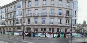 Ehunka pertsona bildu dira Eusko Legebiltzarrean Lautadako AHTren proiektuen aurka