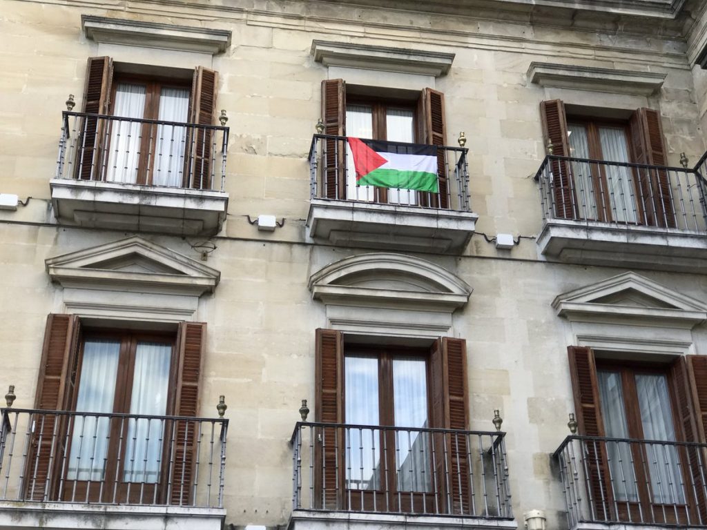 Sáenz de Santamaría insta a retirar la bandera palestina del Ayuntamiento de Gasteiz