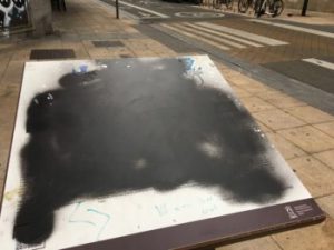 Atacan con spray negro la placa que recordaba a las mujeres que estuvieron presas en una cárcel franquista