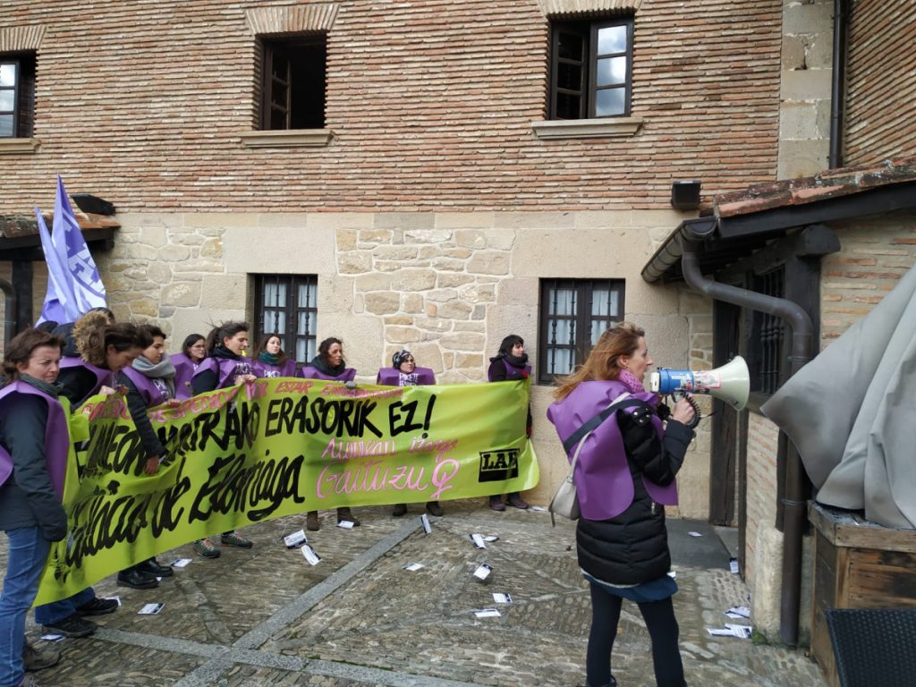 Pikete feminista egin dute Palacio Elorriaga hotelean, “emakumeenganako diskriminazioan” oinarritutako kaleratze bat salatzeko