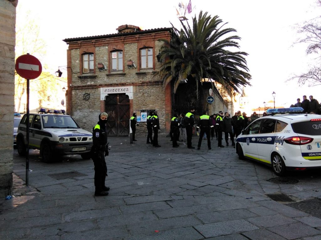Llaman a declarar a 5 jóvenes por los incidentes del 1 de enero en el Gaztetxe de Gasteiz