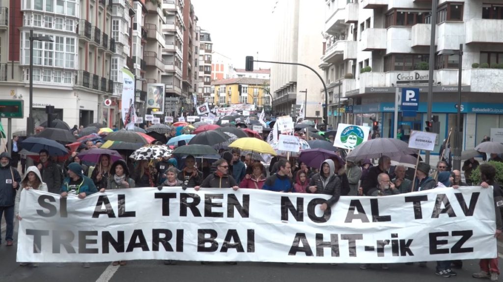 Arabako herriak zutik AHTren aurkako manifestazioan