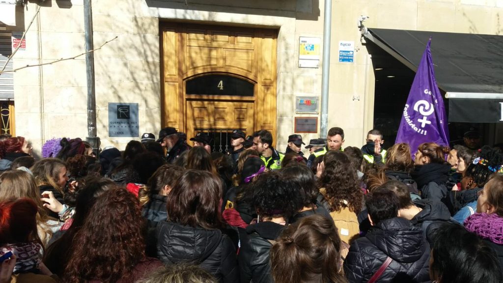 El Ayuntamiento de Gasteiz sigue sancionando a quienes colocaron carteles llamando a la Huelga Feminista