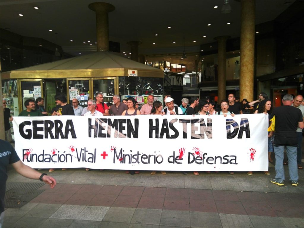 Decenas de personas denuncian la colaboración de la Fundación Vital con el Ejército español