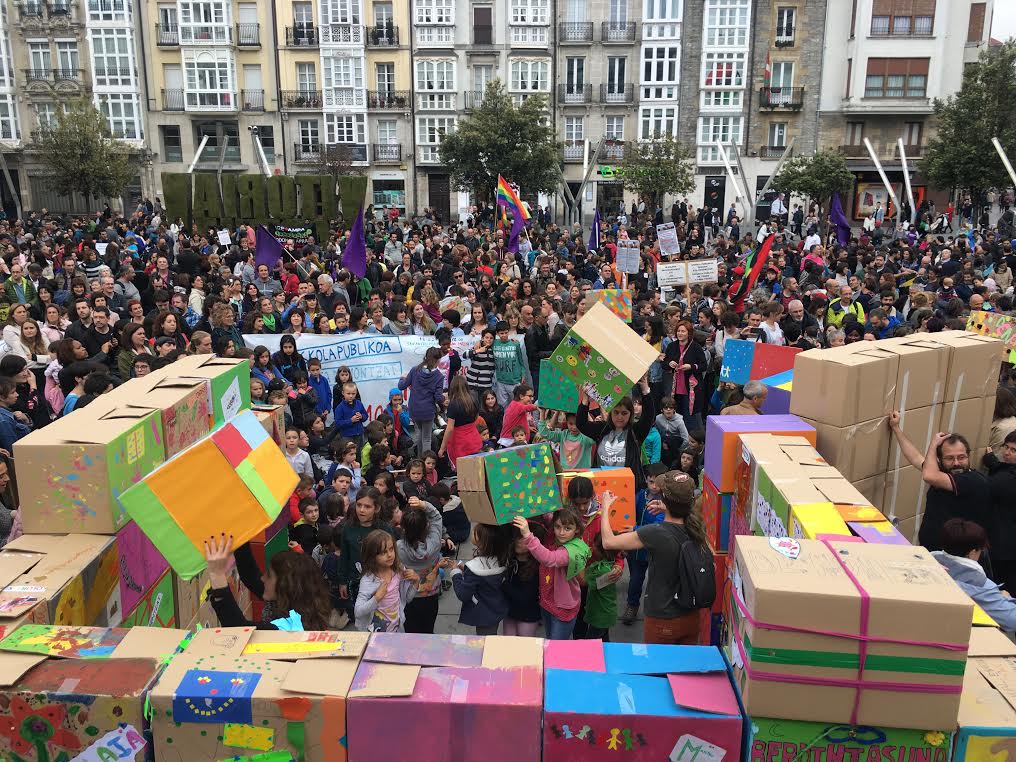 Gasteizko Euskal Eskola Publikoaren Aldeko Plataformak gogor egin du Udalak eta Jaurlaritzak sinatutako akordioaren aurka
