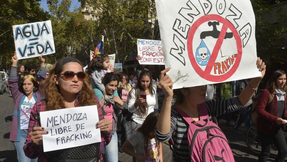 Argentinako fracking-aren aurkako borrokaizango dute hizpide ostiralean