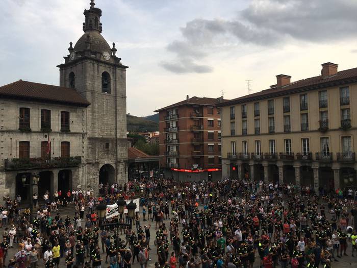 Una multitud sale a la calle en Laudio en contra de los despidos en Tubacex