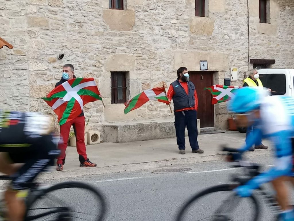 ARGAZKIAK | Aldarrikapenen artean igaro da “La Vuelta” Arabatik