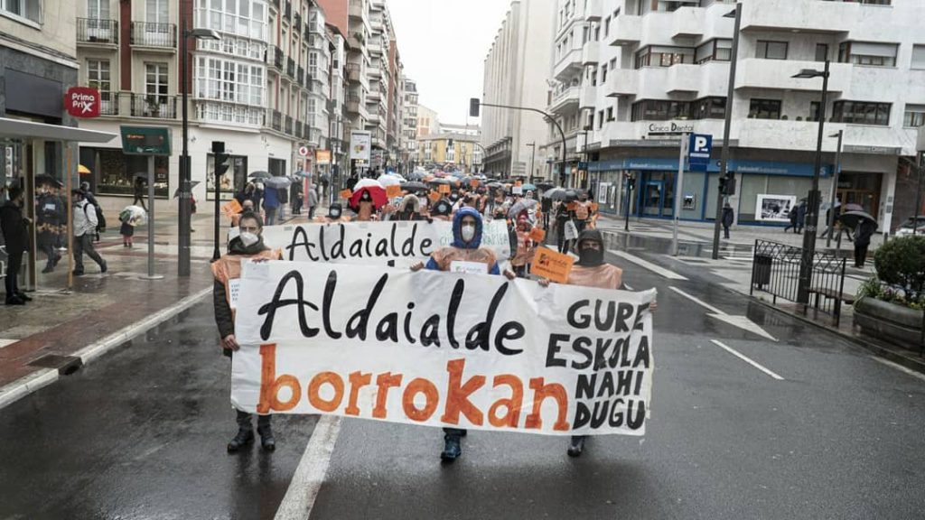 Aldaiaberri Guraso Elkarteak manifestazioa burutu du auzoko ikastetxea eraiki dezaten eskatzeko