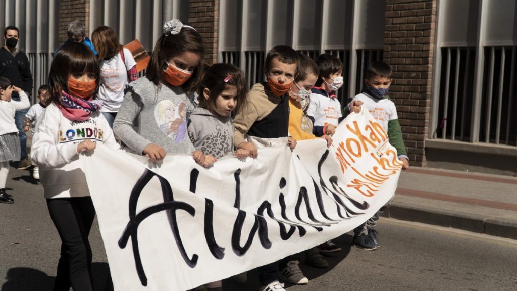 ARGAZKI GALERIA | Aldaiaberri Guraso Elkarteak kaleak hartu ditu Aldaialde eskolaren eraikitzea aldarrikatzeko