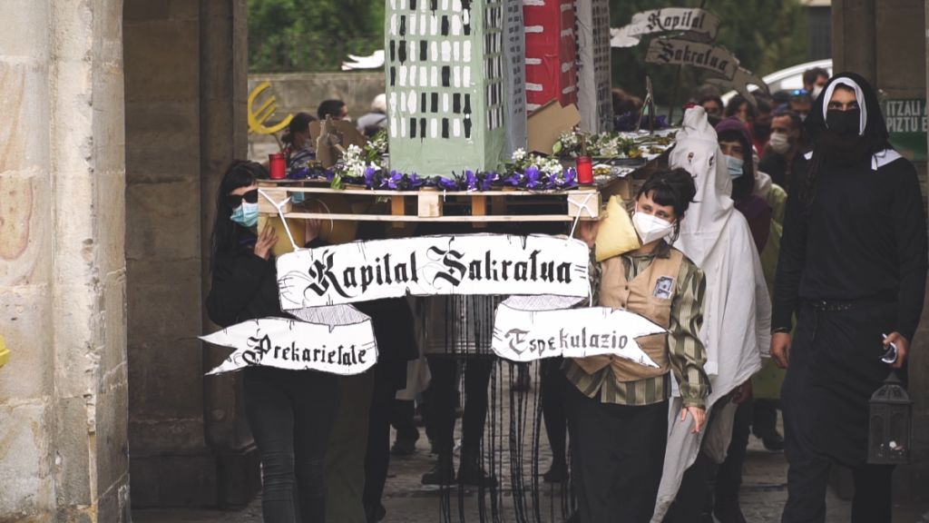 HALA BIDEO |  La «Procesión del Sagrado Kapital» sale a las calles de Gasteiz