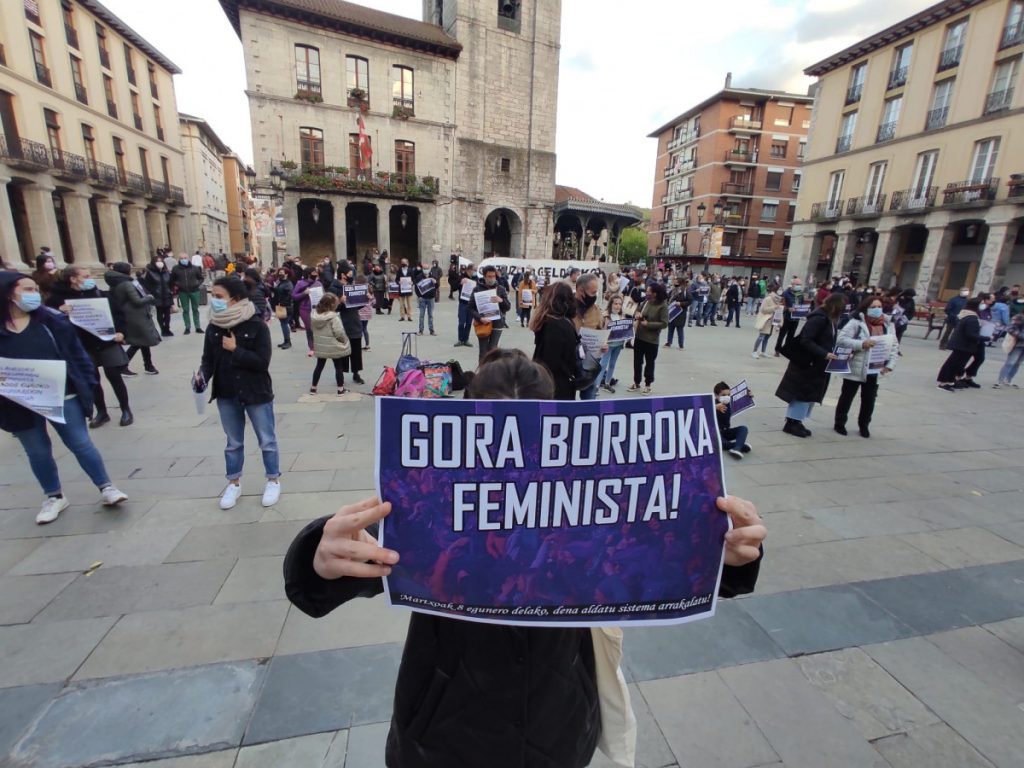 Más de un centenar de personas denuncian la multa de 3.000 euros que el ayuntamiento a impuesto al Movimiento Feminista de Laudio