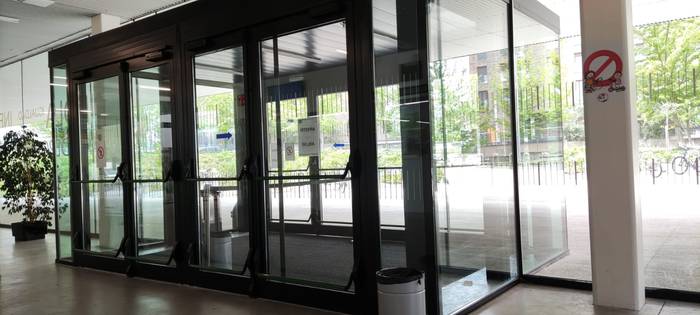 Eginaren Eginez pide al Ayuntamiento que instale puertas automáticas en los centros cívicos