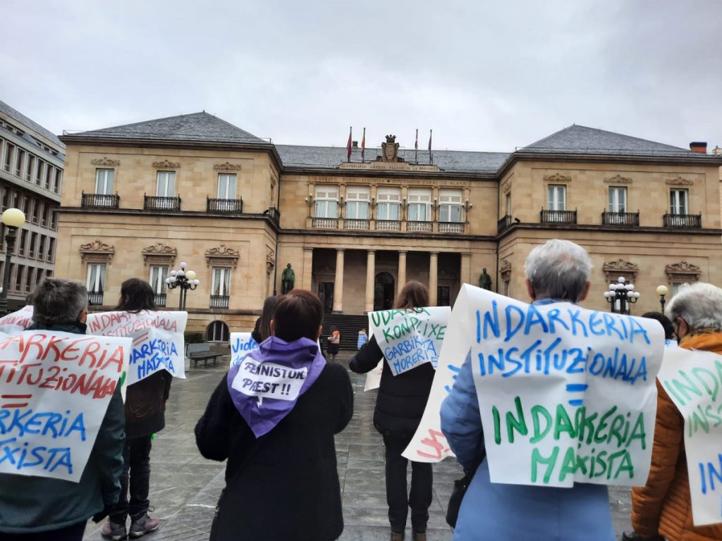 El Movimiento Feminista irrumpe en la concentración conjunta de la Diputación y el Ayuntamiento para denunciar la violencia institucional