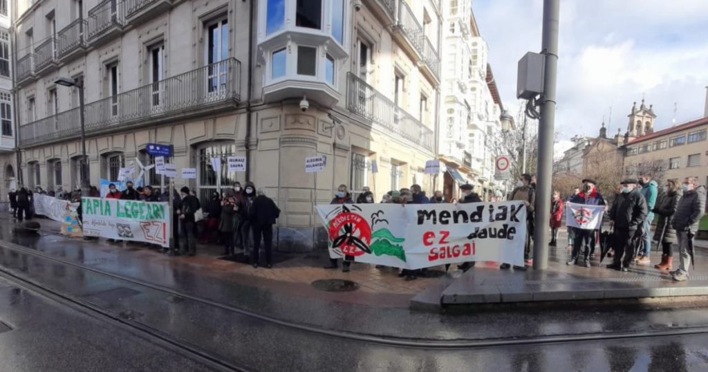 Araba Bizirikek protesta egin du Legebiltzarrean, Tapia Legearen aurka