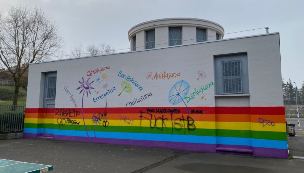 Arantzabela ikastetxeko ortzadarraren muralean pintada LGBT+foboak egin dituzte