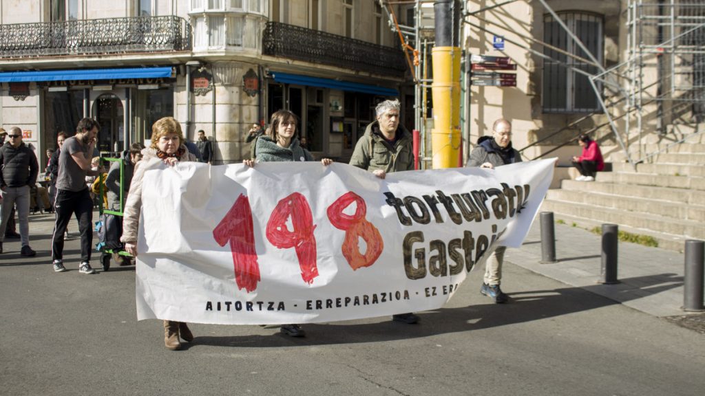 Torturaren aitortza exijitzeko manifestazioa Gasteizen, torturaren aurkako egunean