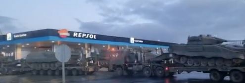 Militares españoles movilizan tanques en camiones cerca de Lopidana