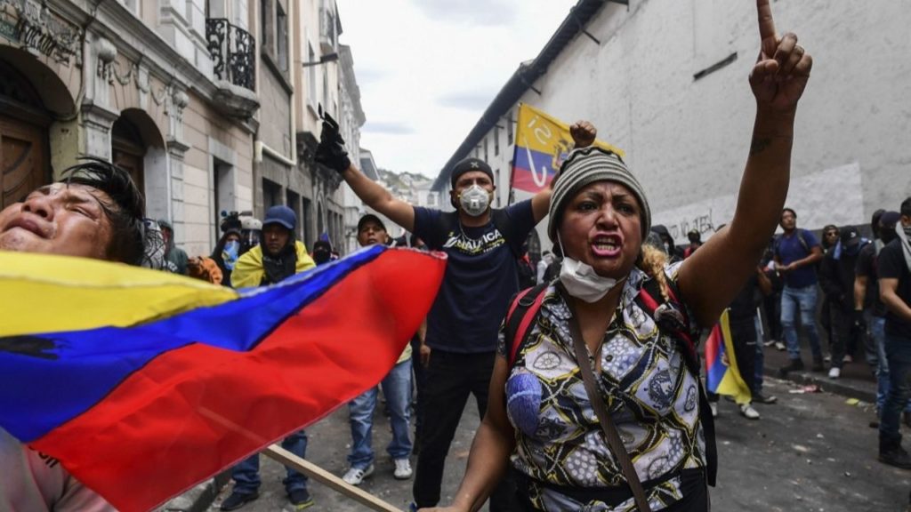 Aitor Garagarza: “Ekuadorren herri altxamenduak klabeak izan dira presidenteak kanporatzeko.”