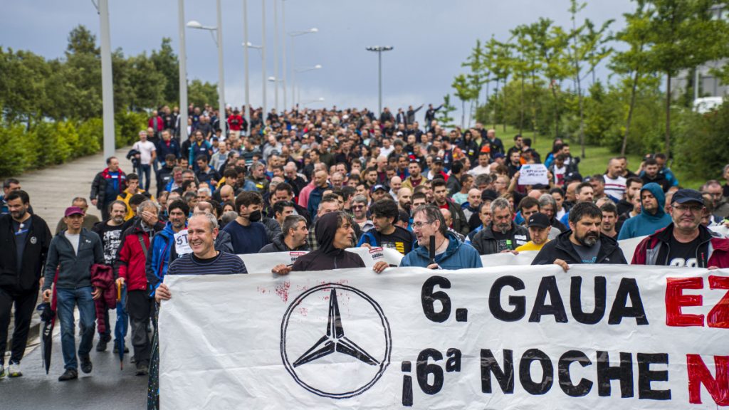 ELA, LAB y ESK mantienen la huelga en Mercedes: el preacuerdo no responde a las peticiones de la plantilla