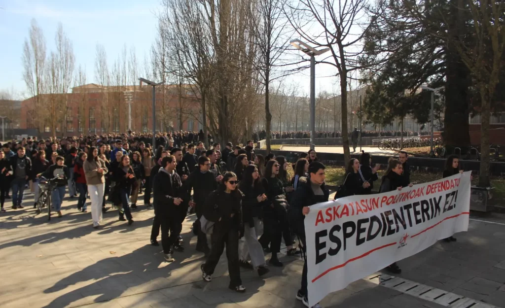 EHUk 34 ikasle grebalariri irekitako espedienteak atzera botatzeko mobilizazioa Gasteizko campusean