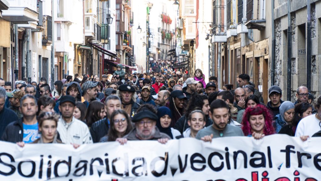 [GALERÍA DE FOTOS] Cientos de vecinas se movilizan contra el abuso policial en el Casco Viejo de Gasteiz