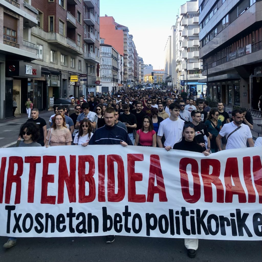GKS eta Etxebizitza Sindikatua txosnetako «beto politikoaren aurka» mobilizatu dira Gasteizen
