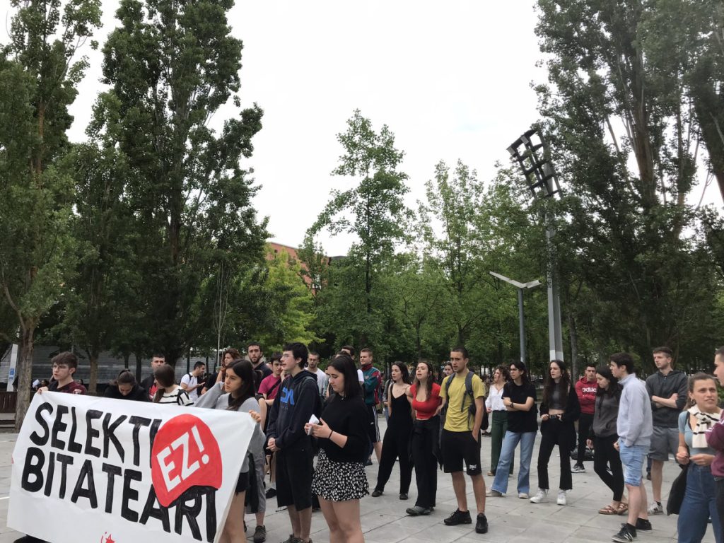 Ikasle Abertzaleakek deituta selektibitatearen aurka mobilizatu dira Gasteizen eta Euskal Herrian