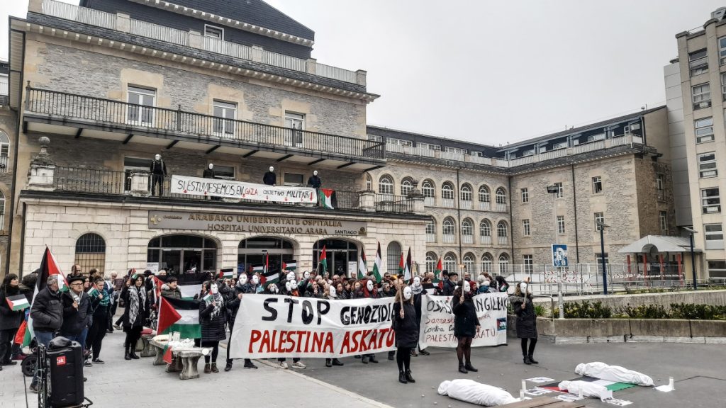 [ARGAZKI GALERIA] Palestinaren askatasuna eta Israeli boikota aldarrikatu dute Santiago ospitaleko atarian