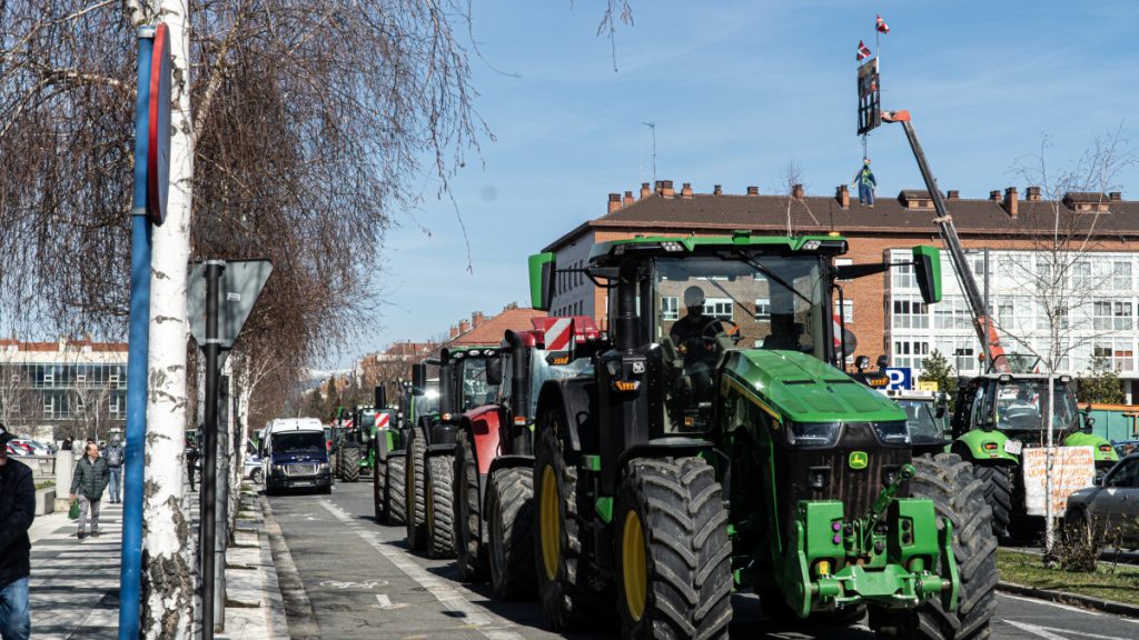 Dozenaka traktorek Lakua hartu dute erakundeen «erantzun eraginkor» baten zain