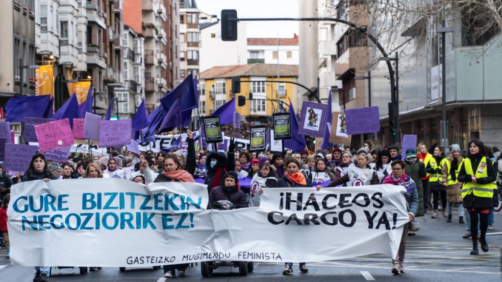 [GALERÍA DE FOTOS] Miles de personas han participado un año más en la manifestación del 8 de Marzo en Vitoria-Gasteiz bajo el lema ”Gure bizitzekin negoziorik ez”