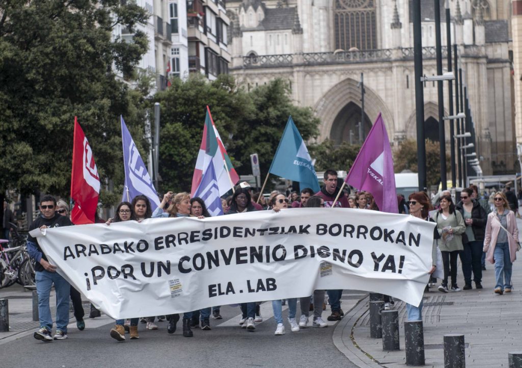 Las trabajadoras de las residencias alavesas en huelga el 25 de abril
