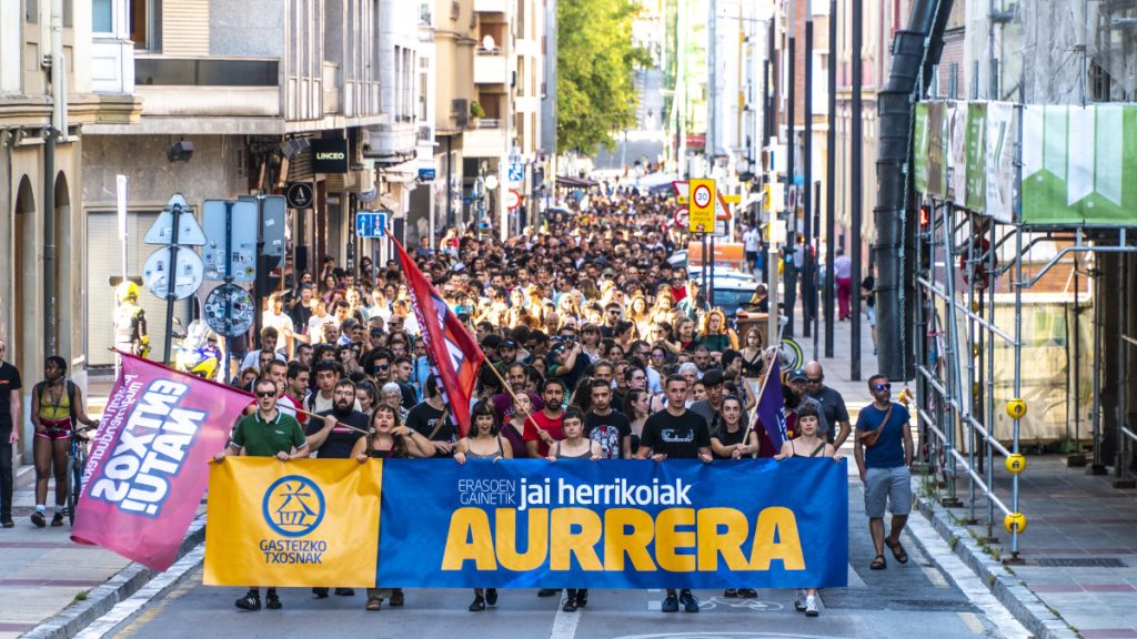 [ARGAZKI GALERIA] Jai herrikoien aldeko aldarria Gasteizko kaleetatik txosnetara