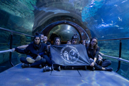 El 1 de noviembre desalojaron el Aquarium de Donostia a las activistas (en resistencia pasiva) de una manera violenta