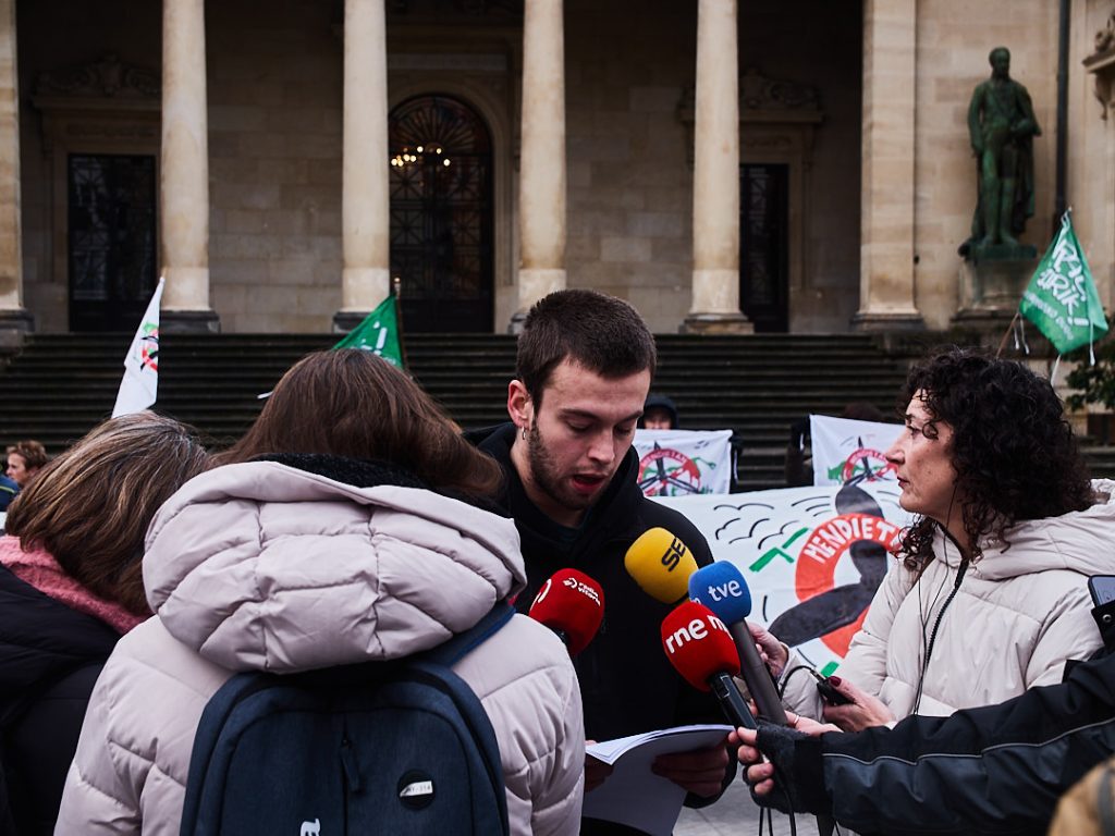 [Hala bideo] Arabako Mendiak Aske: concentración en defensa de los montes alaveses