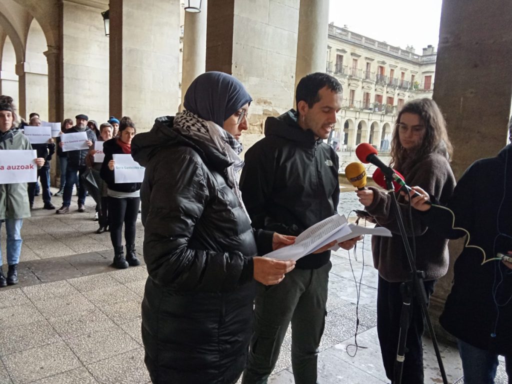 Presentan en Gasteiz un modelo en el que los vecinos nos preocupamos por los vecinos, sin criminalizarlos y abordando las necesidades y problemas de convivencia que tenemos