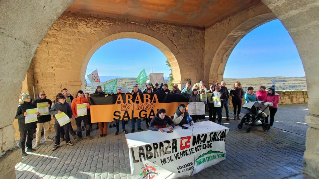 Labrazako zentral eolikoa berehala geldiaraztea exijitu dute