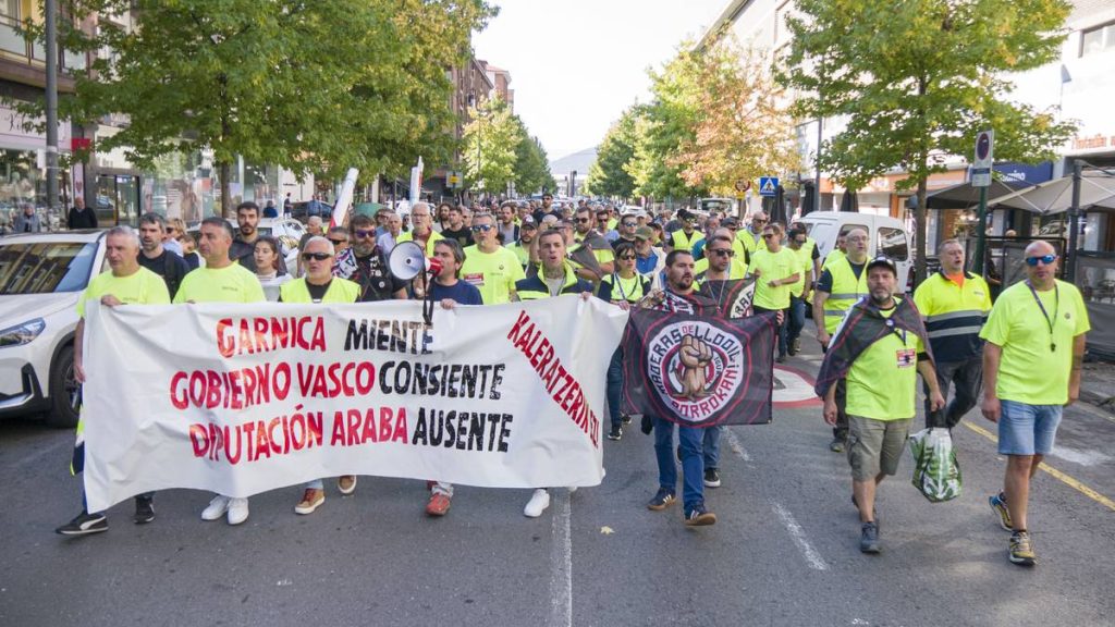 ELAk eta LABek Maderas de Llodio enpresaren proposamena atzera bota dute eta grebaren eta bide juridikoaren bidearekin jarraitzea defendatu dute