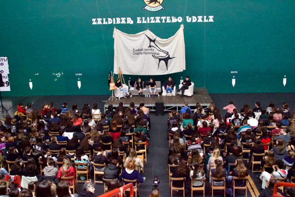 Feministon lubakiaren sakontzea[:]