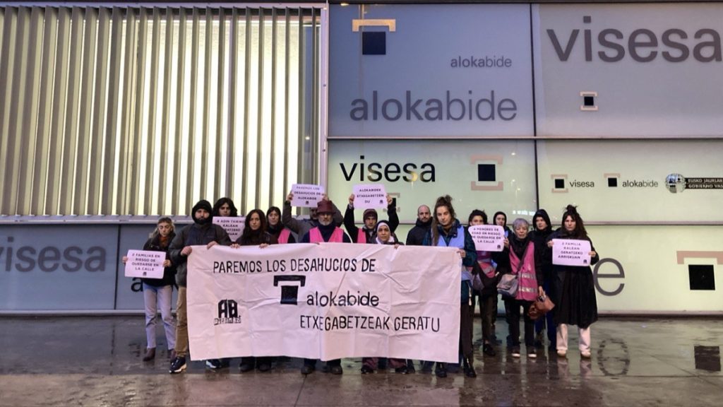 Alokabideko etxeetan bizi diren bi familia etxegabetze arriskuan daudela salatu du Auzoan Bizik