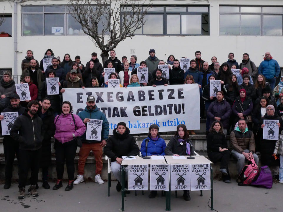 Izarran gaurko ezarrita zegoen etxegabetzea etetea lortu dute
