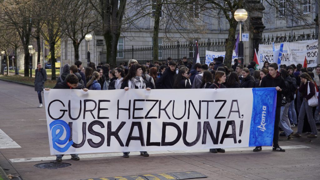[Argazki galeria] «Gure hezkuntza euskalduna!» lelopean zeharkatu dituzte ikasleek Gasteizko kaleak Ikamak deitutako greba egunean