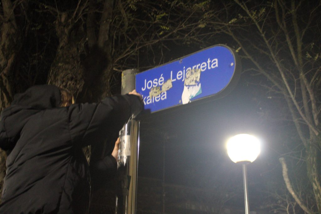 José Lejarreta kaleko plaka eta Espainiako bandera kendu du Ernaik